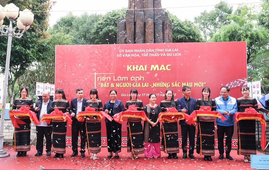 Khai mạc triển lãm “Đất và người Gia Lai - Những sắc màu mới”
