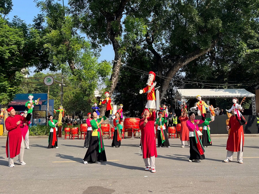 Đồng diễn nghệ thuật “Hà Nội - Miền ký ức” tạo dấu ấn mạnh mẽ tại Festival Thu Hà Nội 2025