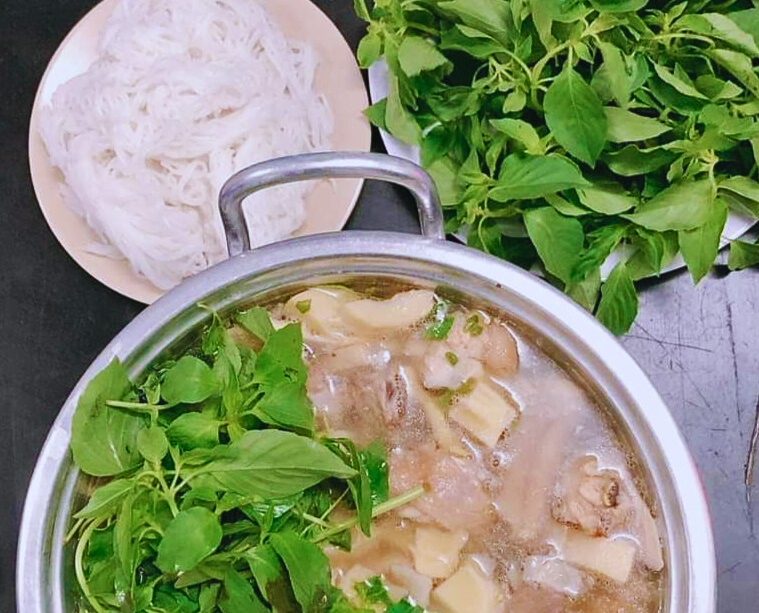 Lẩu gà lá é cho ngày mưa lạnh