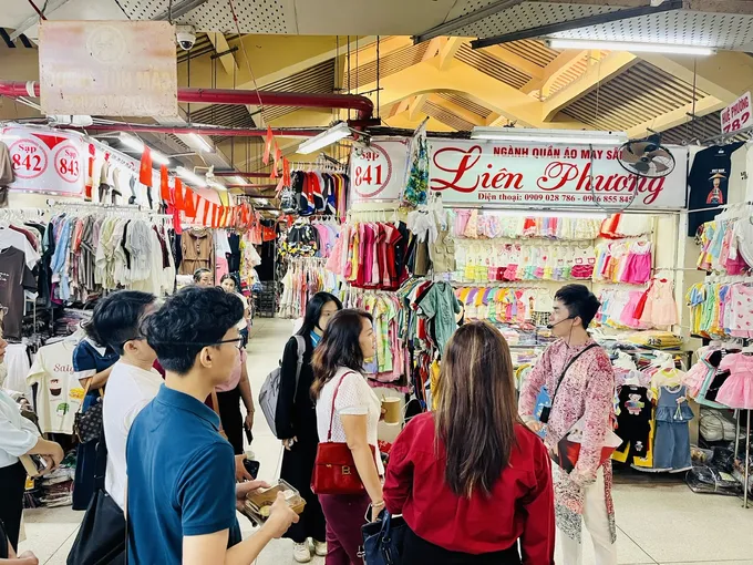 Chợ Bình Tây (TPHCM) tấp nập đón khách cả ngày và đêm