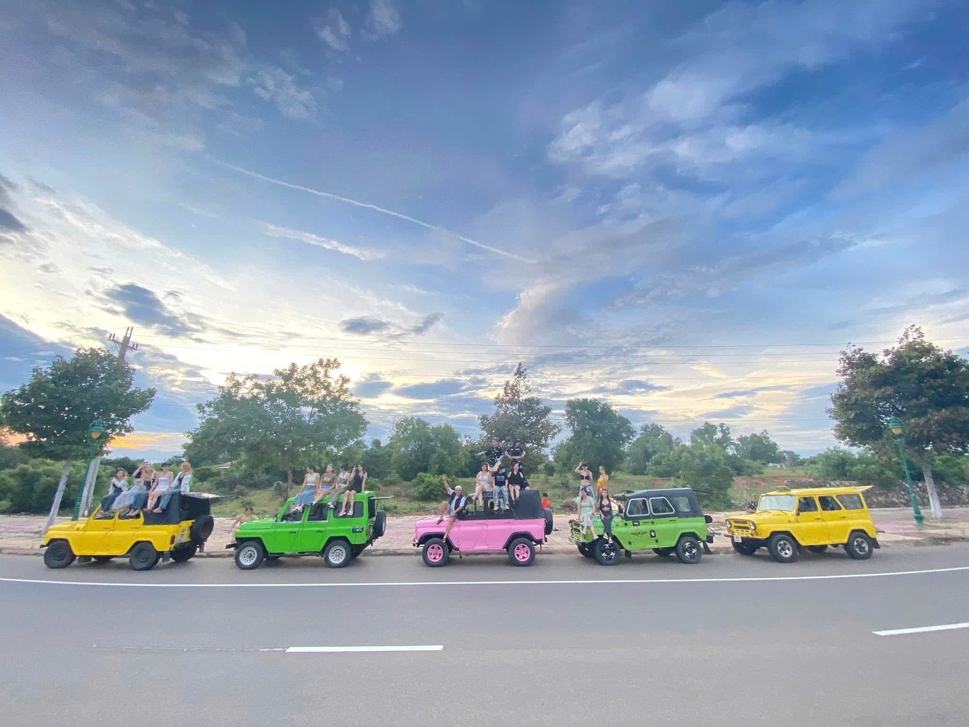 Trải nghiệm du lịch xuyên ''tiểu sa mạc'' bằng xe jeep