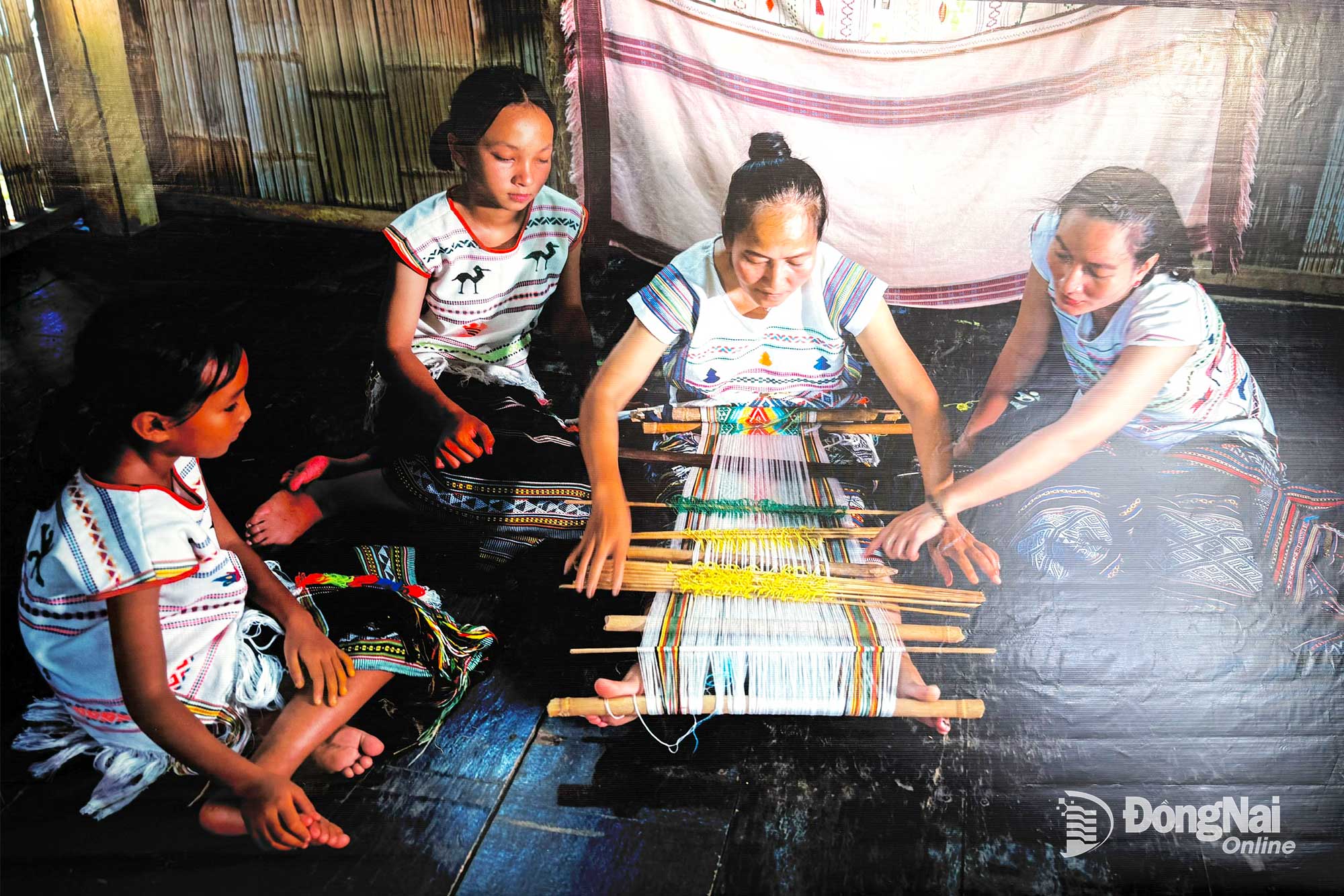 Phụ nữ dân tộc Mạ (Đồng Nai) gửi tâm tình qua khung dệt