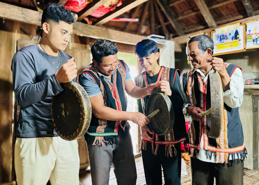 Ngân vang tiếng cồng chiêng Chăm H’roi - Gia Lai