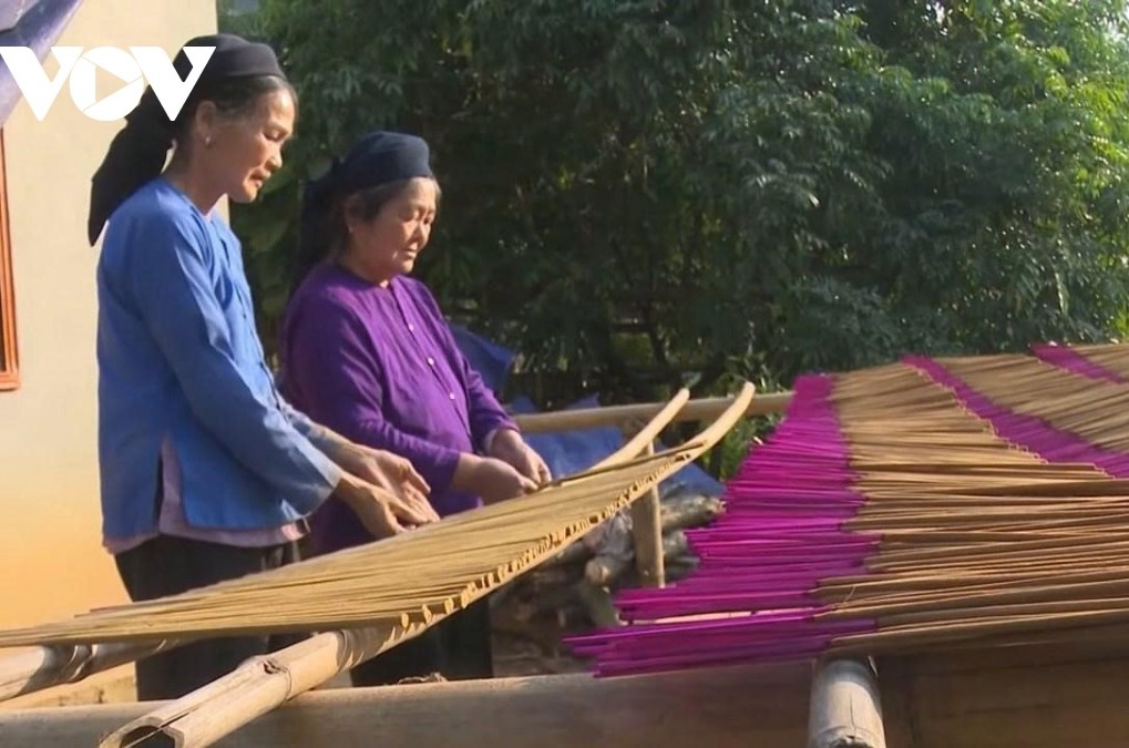 Giữ nghề làm hương Tày ở Pác Nghè (Thái Nguyên)