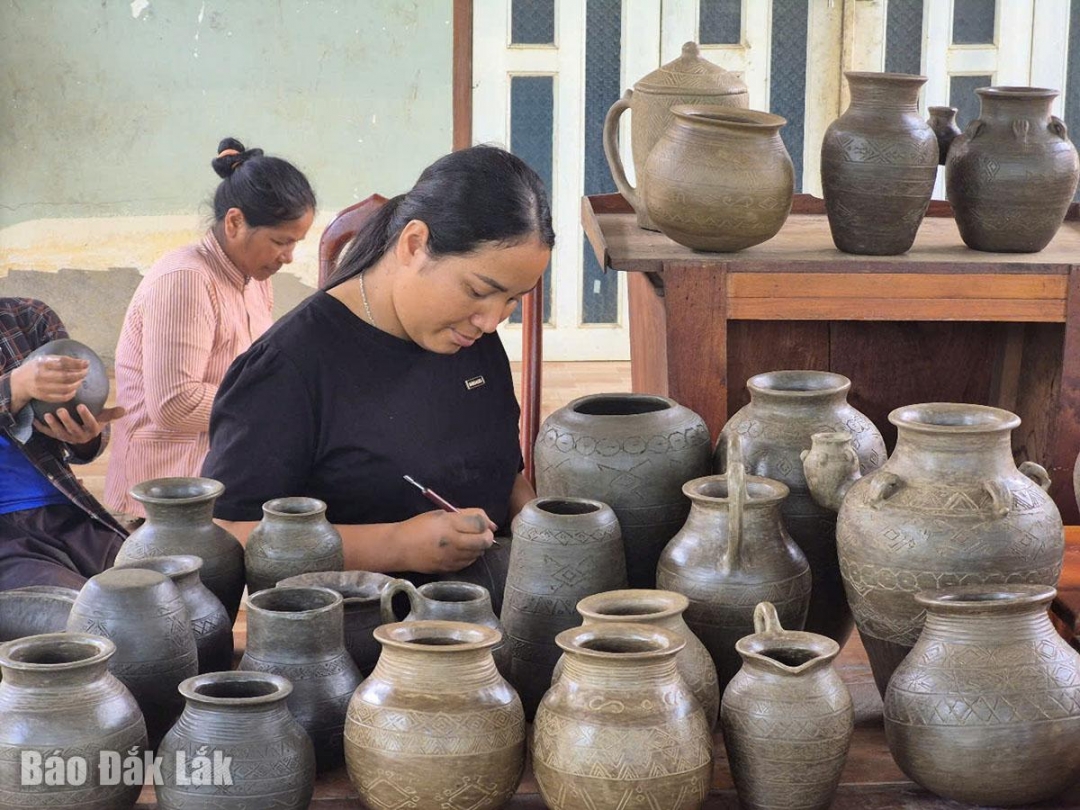 ''Khoác áo mới'' cho gốm M'nông