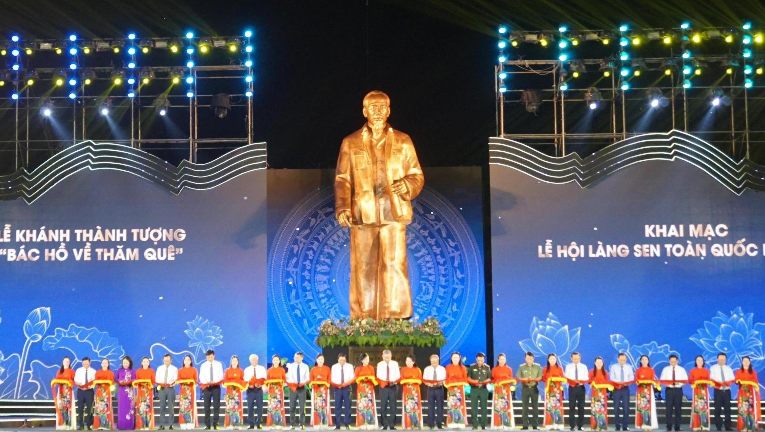 Nghệ An long trọng khai mạc Lễ hội Làng Sen 2025 và khánh thành Tượng đài “Bác Hồ về thăm quê”