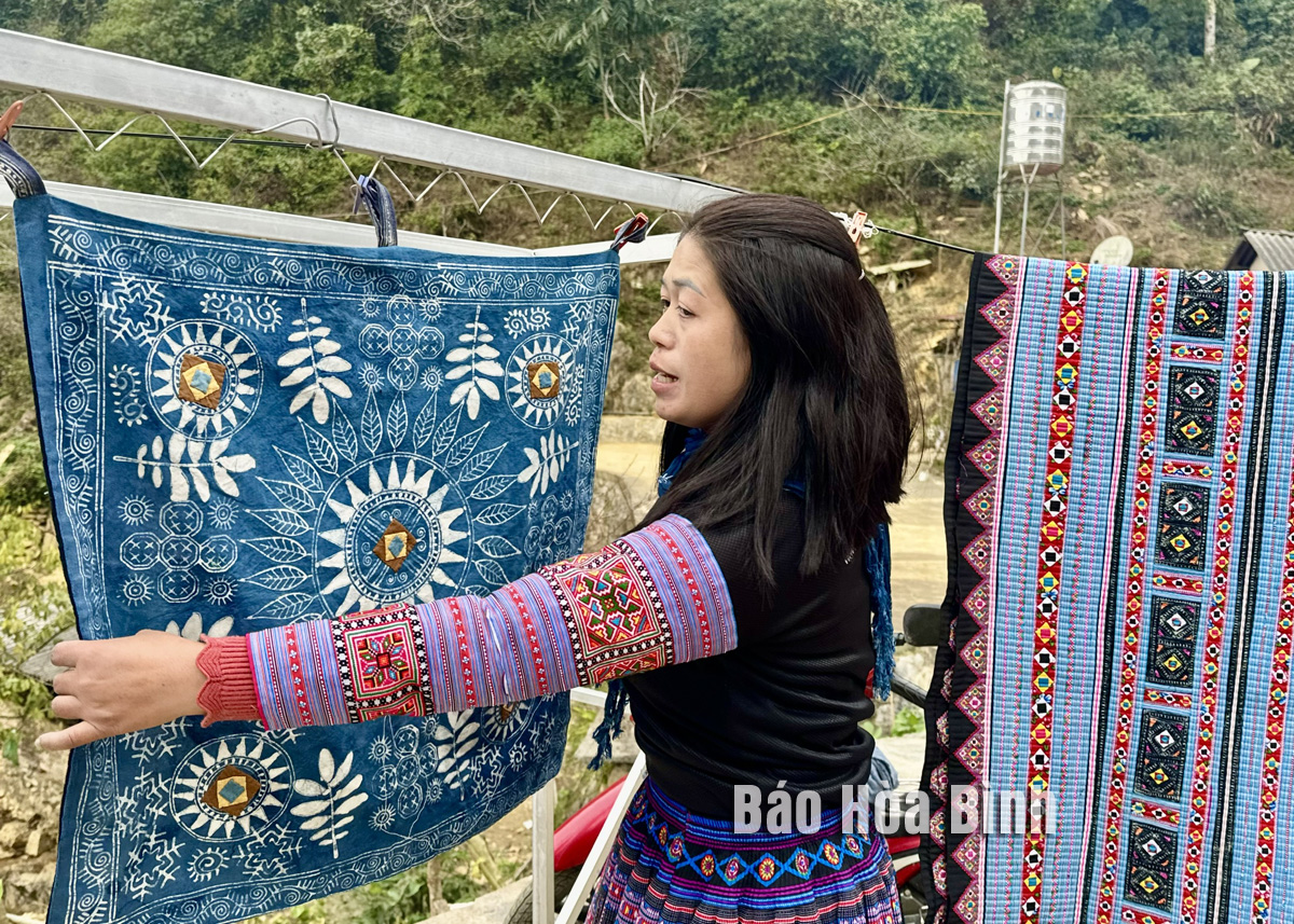 Bảo tồn nghề dệt thổ cẩm truyền thống dân tộc Mông xã Pà Cò