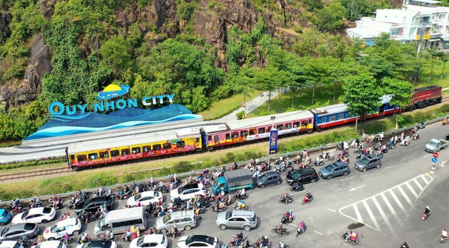 Chuyến tàu ''Về Miền đất võ'': Ngồi toa văn hóa, nghe bài chòi, ngắm Tháp Đôi