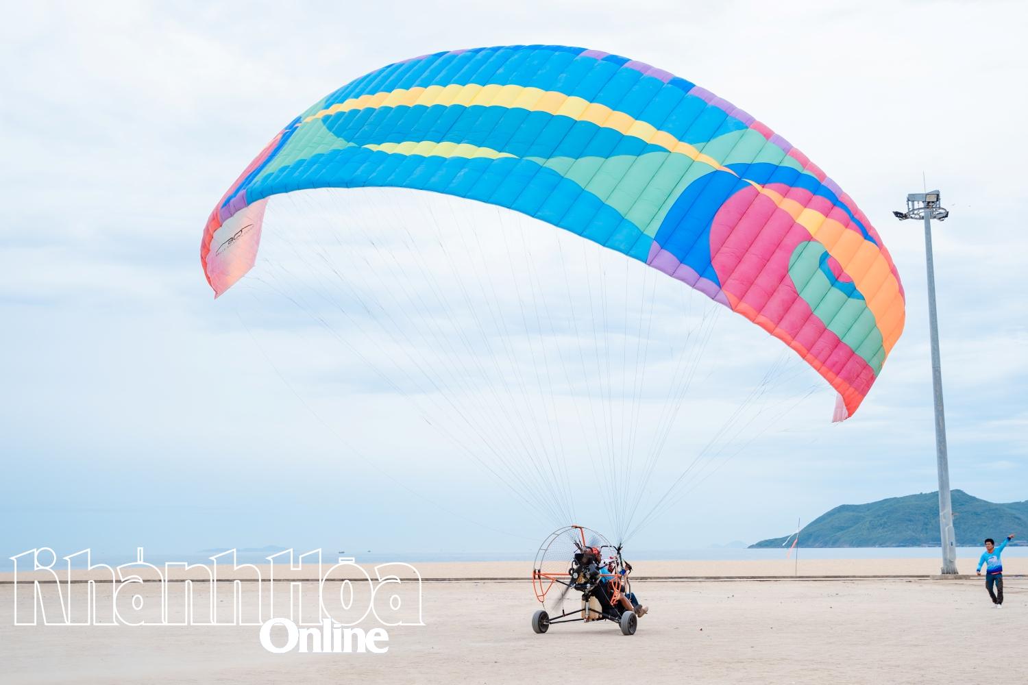 Biểu diễn dù lượn dọc bờ biển Nha Trang 