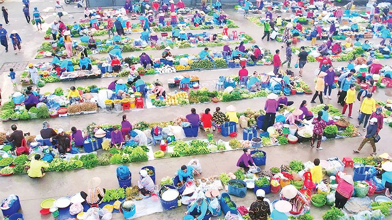 Chợ “chồm hổm” mộc mạc giữa phố thị
