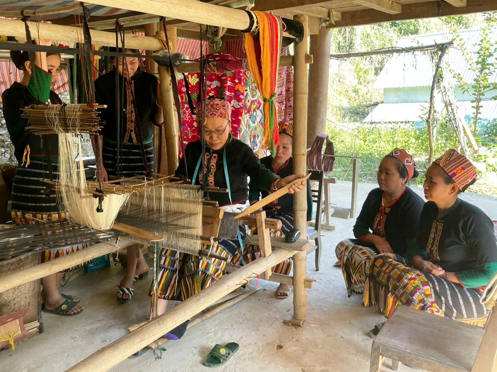Miệt mài ''giữ lửa'' cho nghề dệt thổ cẩm miền Tây xứ Nghệ