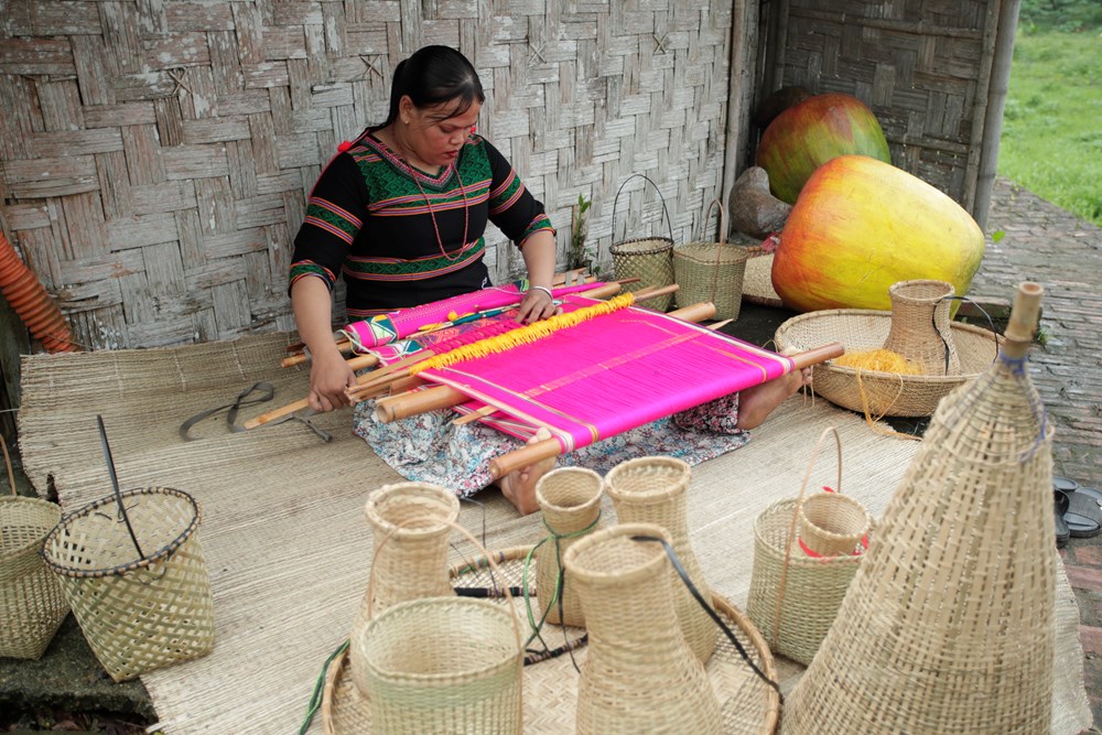 Đặc sắc nghề dệt thổ cẩm truyền thống của người M’nông