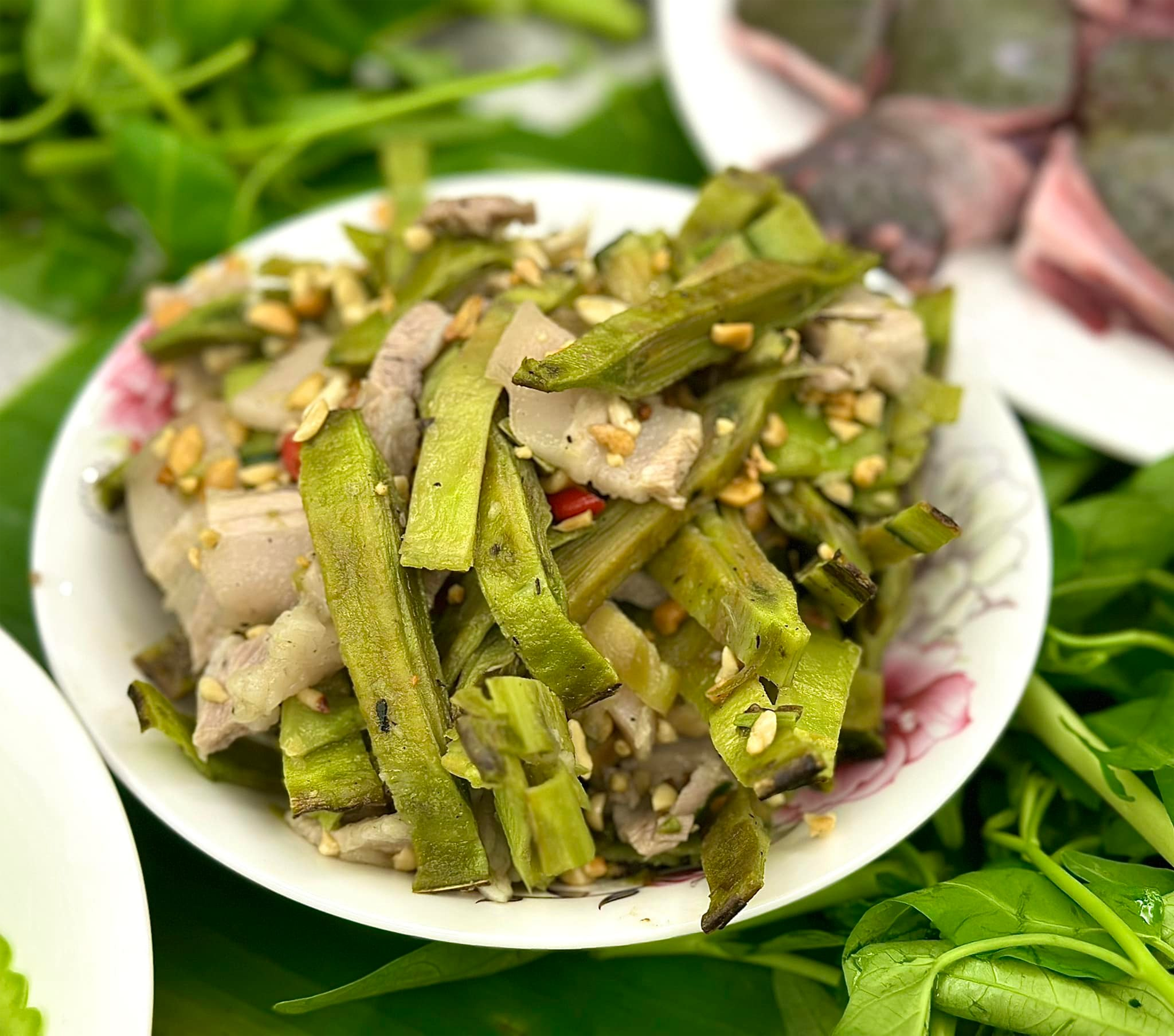 Quả ở miền Bắc giống phượng vĩ, mỗi năm chỉ có 1 lần, làm nộm rất ngon