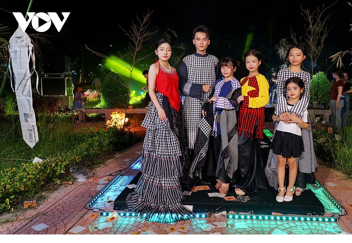 Tái hiện ''Phiên chợ âm dương'' xứ Kinh Bắc tại show thời trang xứ Tây Đô