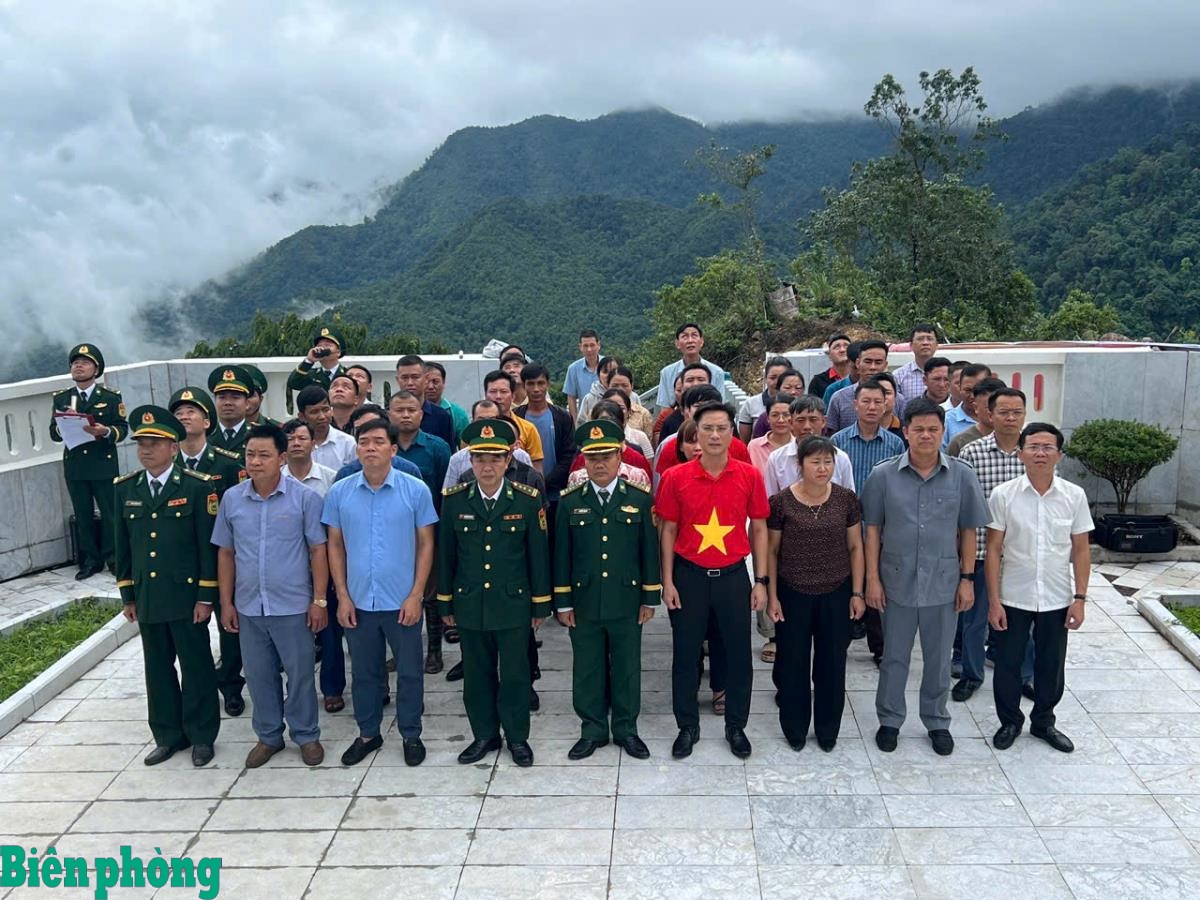 Điện Biên: Lưu giữ lá cờ đầu tiên tại cột cờ A Pa Chải sau 56 ngày treo