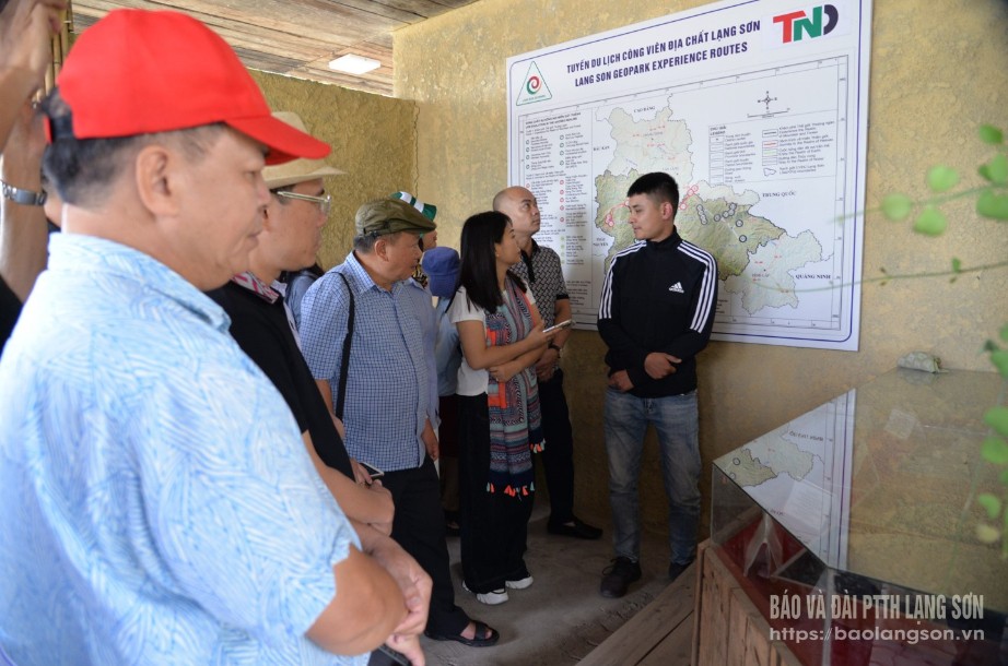 Lạng Sơn: Du lịch thức dậy đón bình minh