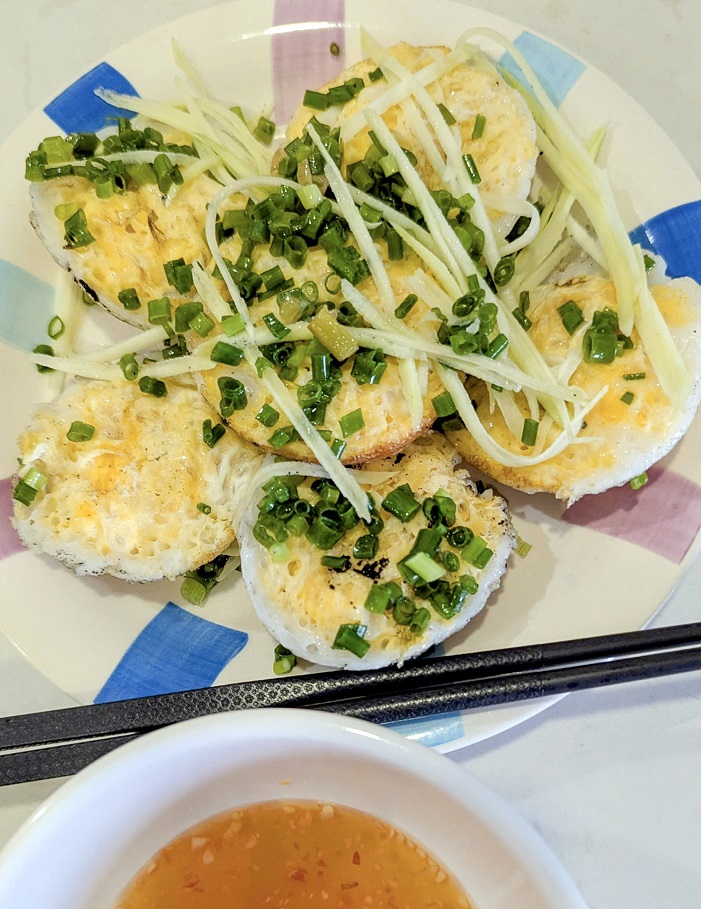 Ăn cái bánh căn ở Sài Gòn