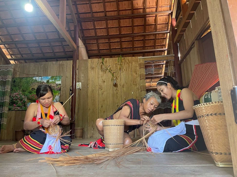 Đà Nẵng: Giữ nghề truyền thống, giữ hồn văn hóa của đồng bào Ca Dong