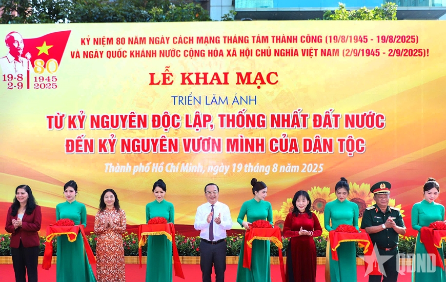 Triển lãm ảnh ''Từ kỷ nguyên độc lập, thống nhất đất nước đến kỷ nguyên vươn mình của dân tộc'' tại TP Hồ Chí Minh