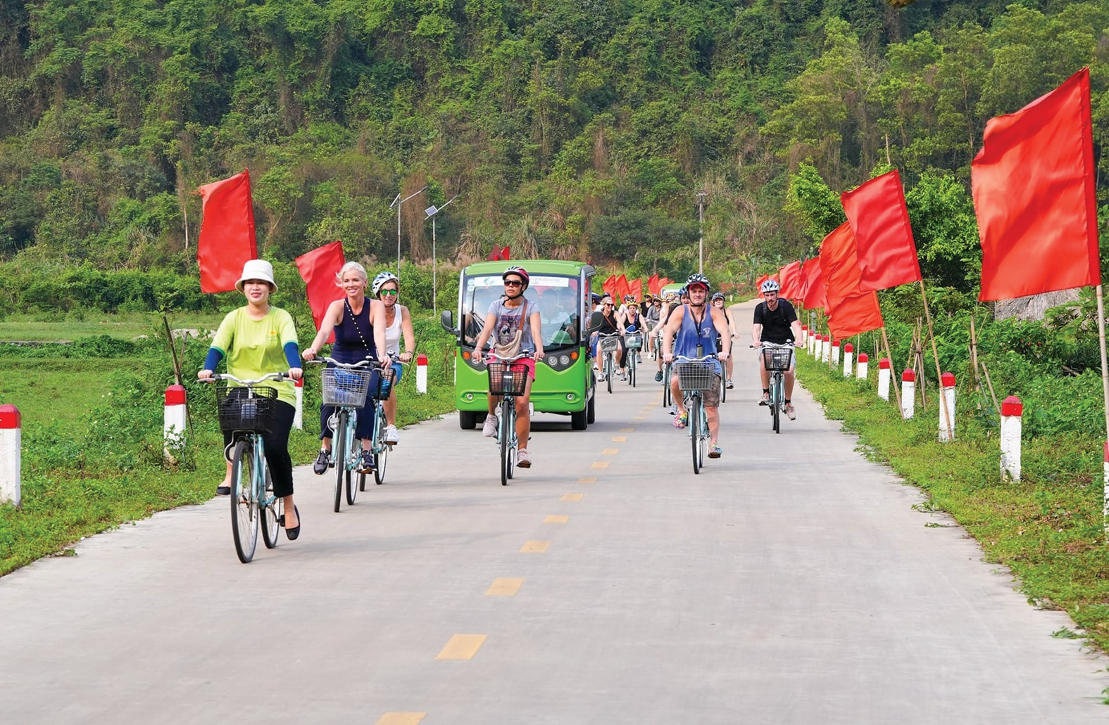Viên ngọc xanh giữa lòng Cát Bà
