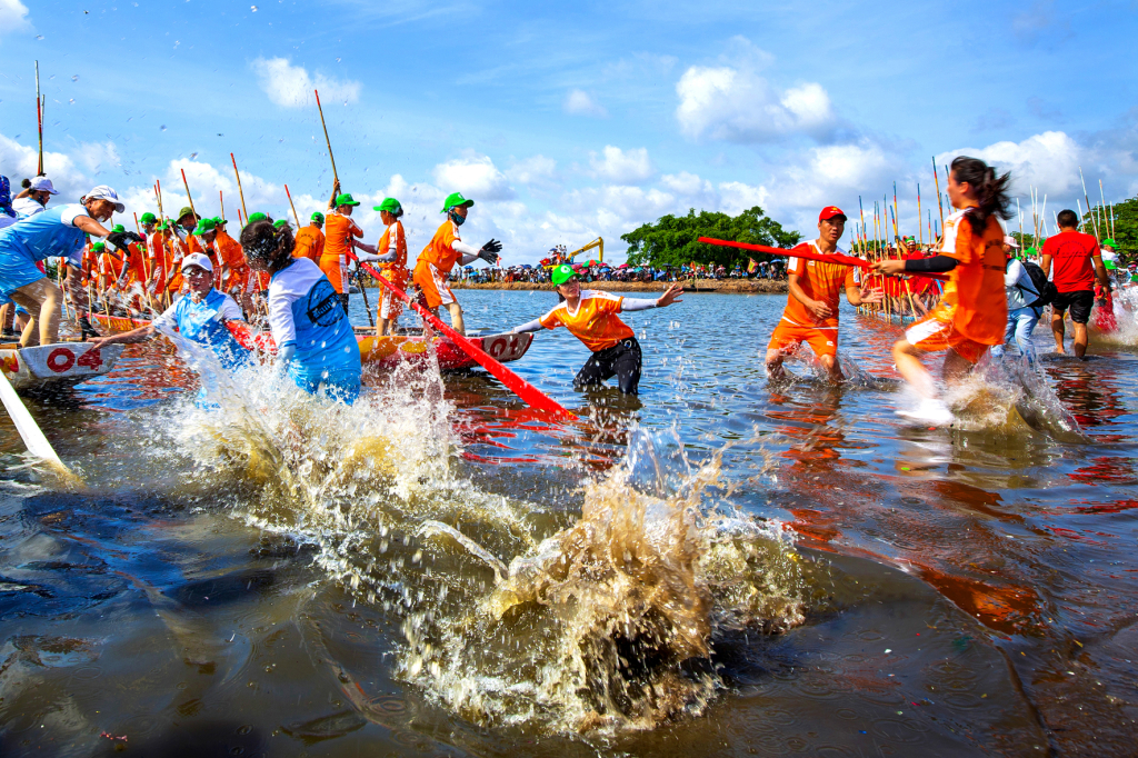 Quảng Ninh: Phát triển du lịch gắn với phát huy các giá trị văn hoá