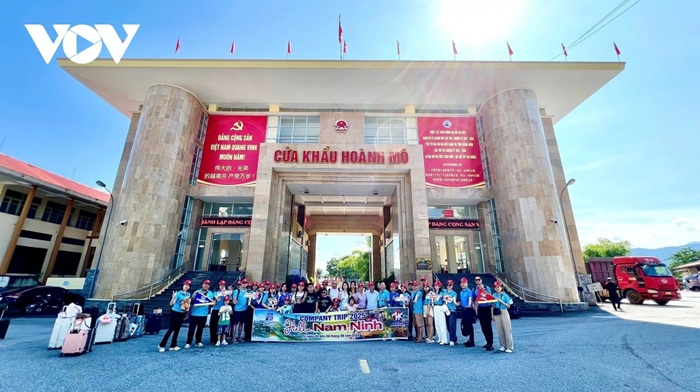 Đoàn khách du lịch đầu tiên xuất cảnh qua cửa khẩu Hoành Mô ở Quảng Ninh