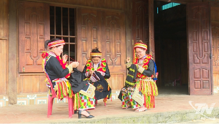 Giữ gìn hoa văn truyền thống người Dao Đỏ ở Bản Cuôn - Thái Nguyên