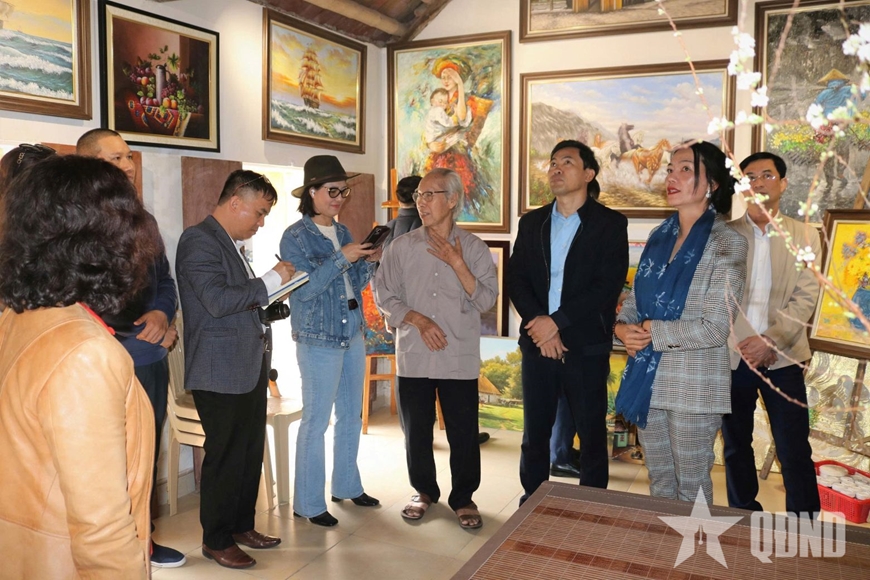 Làng họa sĩ làm du lịch