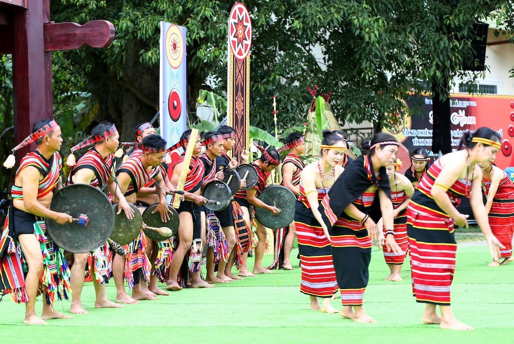 Âm vang cồng chiêng trên dãy Trường Sơn: Du lịch - nhịp cầu đưa cồng chiêng đến với thế giới