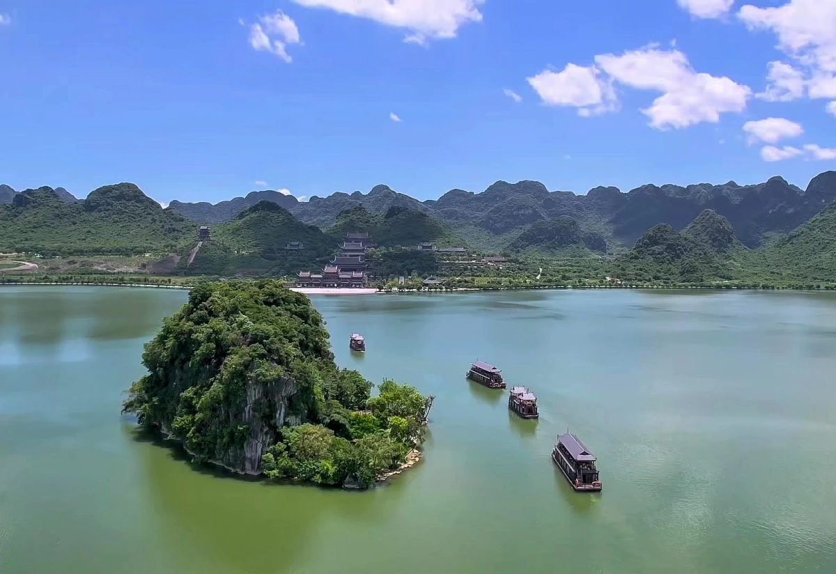 Phát triển du lịch bền vững tại quần thể Tam Chúc, Ninh Bình
