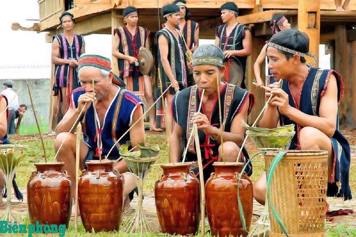 Ché rượu cần kể chuyện buôn làng Tây Nguyên