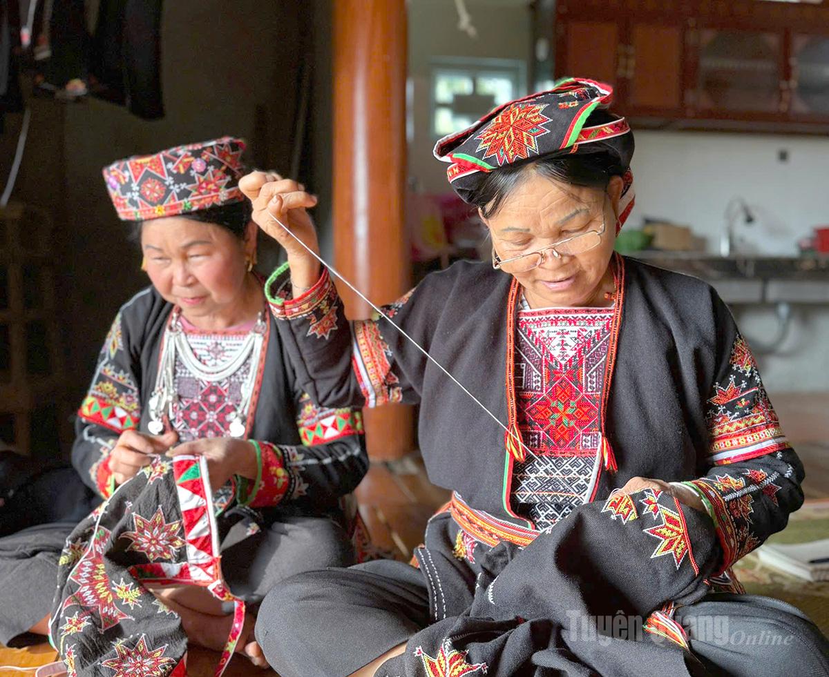 Tuyên Quang: Phụ nữ Dao Đá Bàn 2 truyền dạy nghề thêu