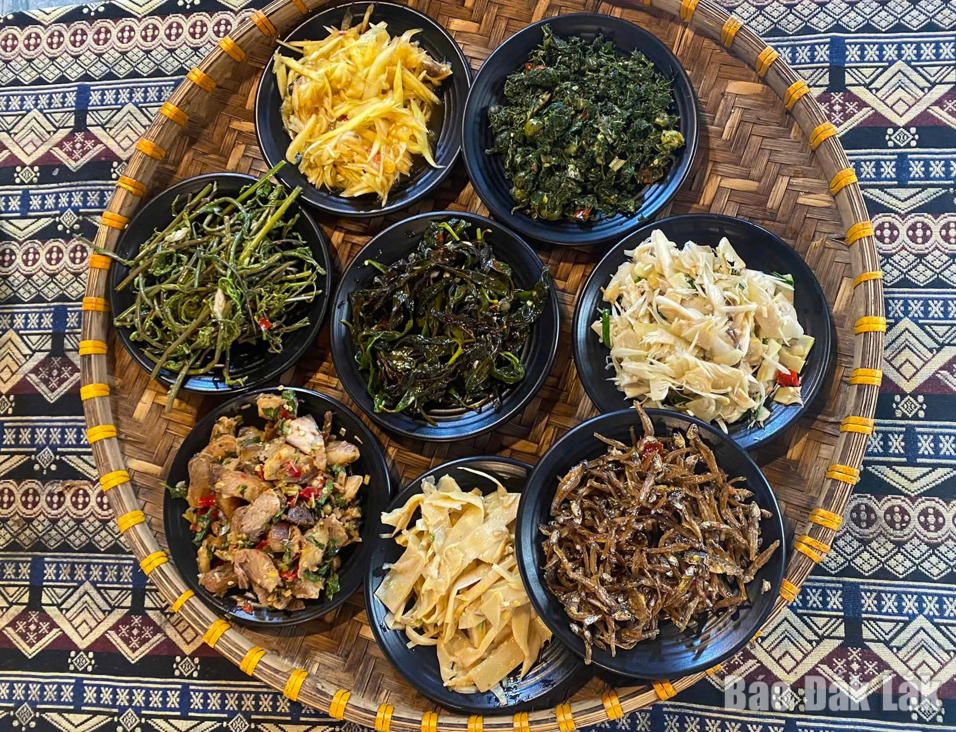 Cá biển quyện với rau rừng của người Êđê - Đắk Lắk