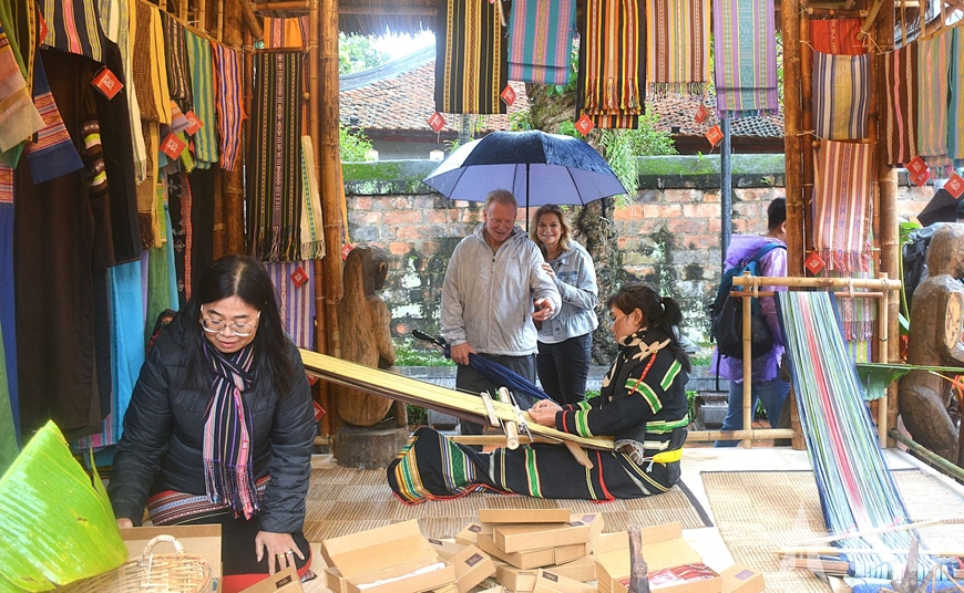 Khôi phục nghề dệt thổ cẩm của người M'nông