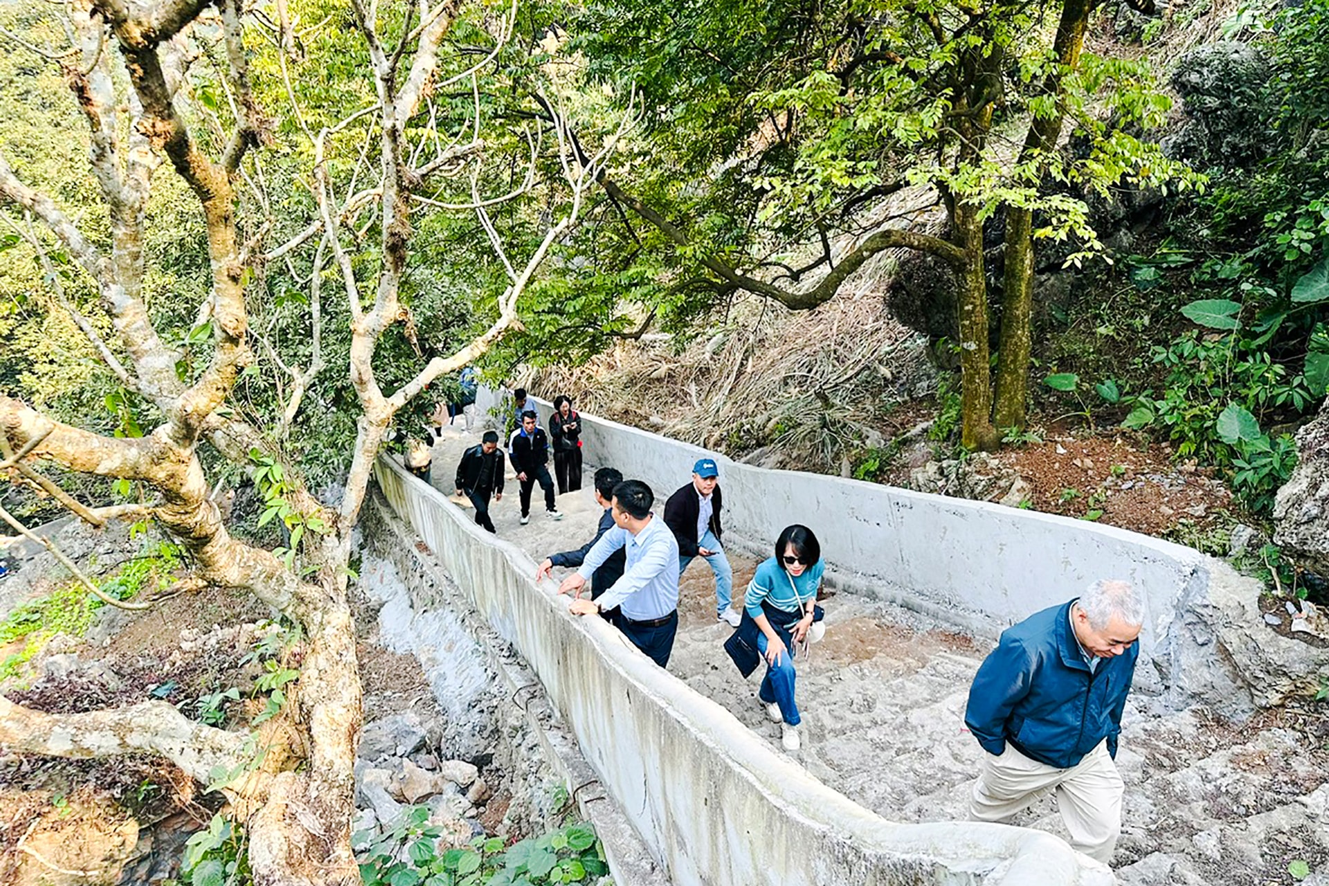 Trekking trên núi Hương Sơn (Hà Nội)