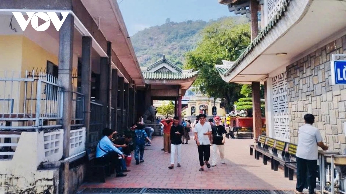 Du khách đổ về Miếu Bà Chúa Xứ (An Giang) tạ lễ dịp cuối năm