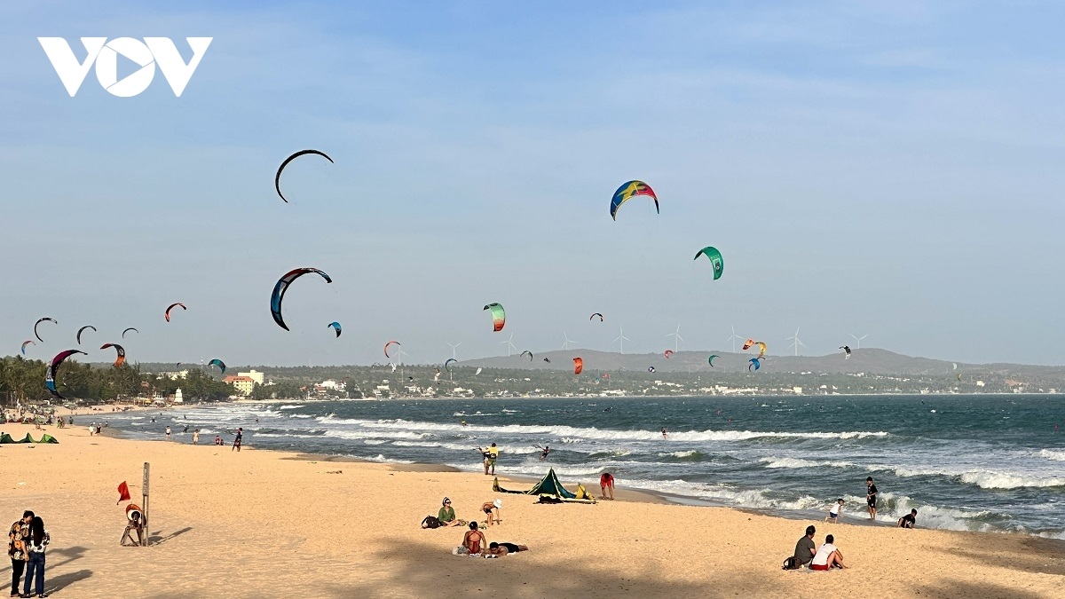 Lâm Đồng: Mũi Né - Hàm Tiến nhộn nhịp vào mùa cao điểm đón khách trú đông