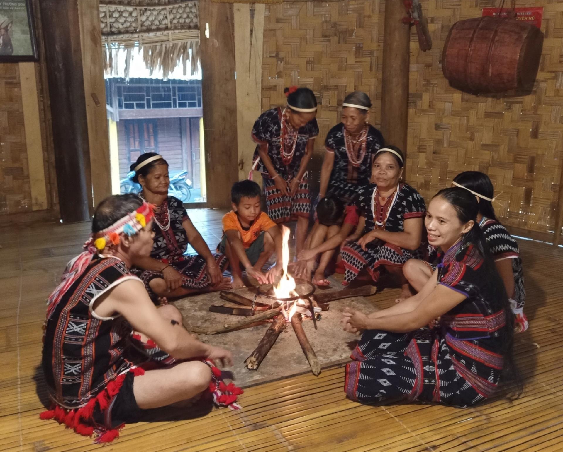 Mùa tặng củi của người Cơ Tu ở Tây Giang (Đà Nẵng)