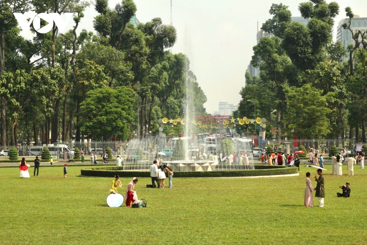 Dinh Độc Lập thu hút giới trẻ dịp cận Tết