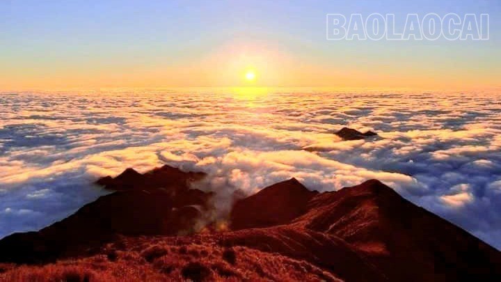 Tiềm năng và hướng đi bền vững từ du lịch chinh phục đỉnh Lùng Cúng - Lào Cai