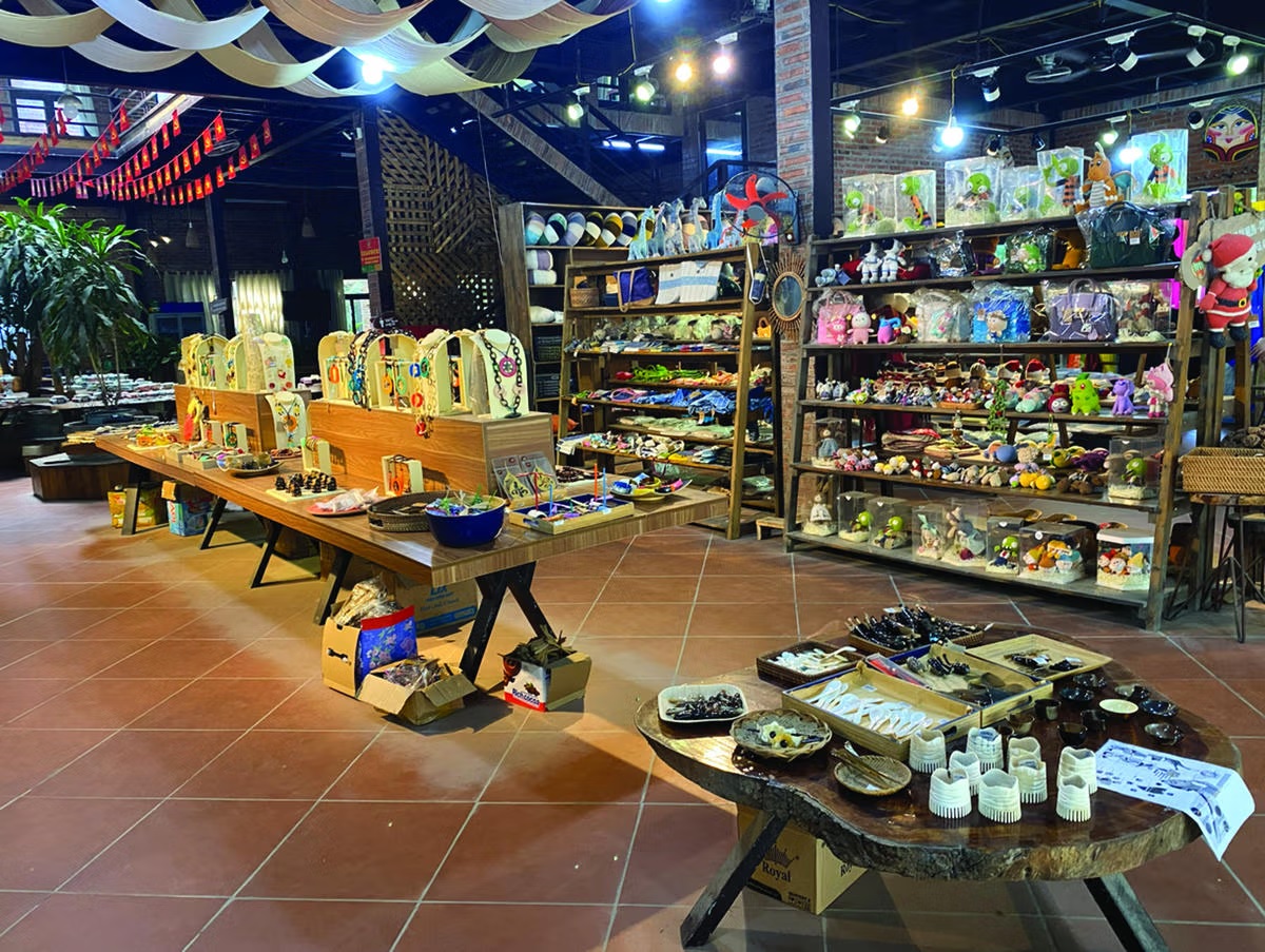 Nghệ nhân làng Văn Lâm (Ninh Bình) - giữ mũi chỉ xưa, thêu khát vọng mới