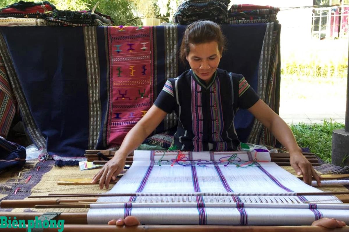 Độc đáo nghề dệt thổ cẩm của người Mạ