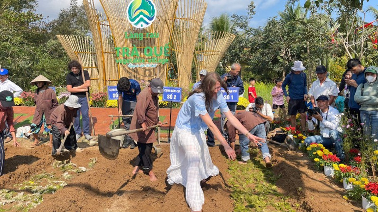 Đà Nẵng: Du khách quốc tế trải nghiệm Lễ hội cầu bông ở làng rau 500 tuổi