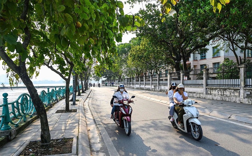 Giữ gìn “viên ngọc quý” Hồ Tây