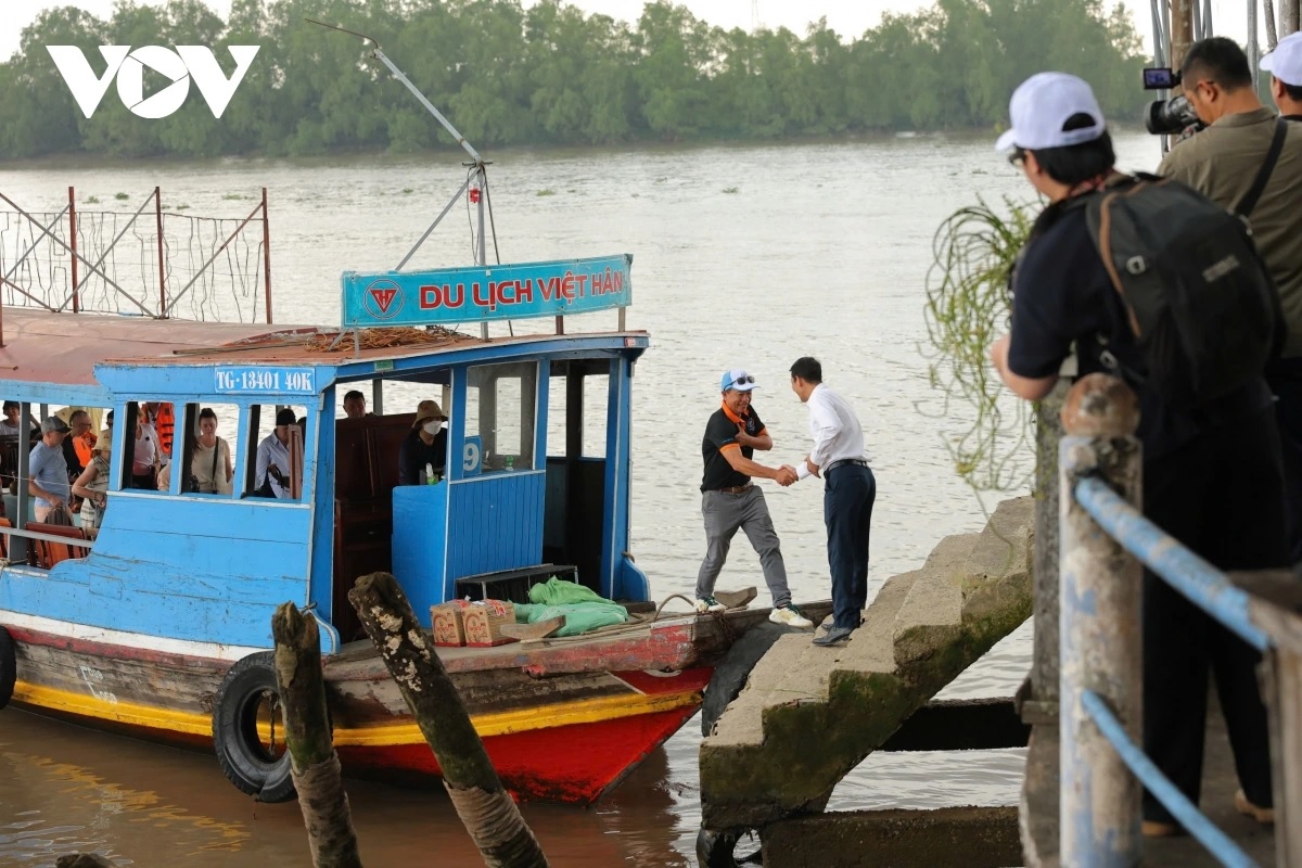 Du khách nước ngoài thích thú khi trải nghiệm ''ăn Tết miền Tây''