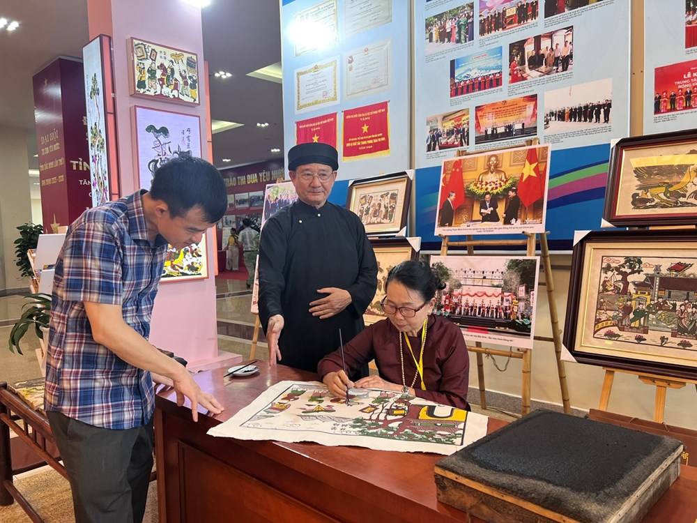 Bắc Ninh tổ chức lễ đón bằng UNESCO ghi danh nghề làm tranh dân gian Đông Hồ