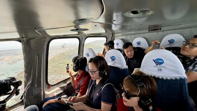 Tour trực thăng ngắm cảnh phục vụ 48 khách trong ngày đầu khai thác