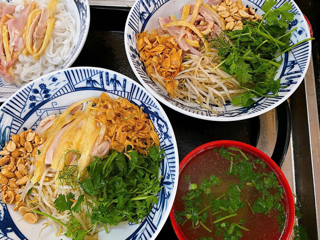 Phở gà trộn - món ngon thanh nhẹ mà đậm đà khó quên