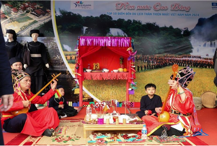 Sợi chỉ đỏ - niềm tin được trao gửi trong thực hành Then