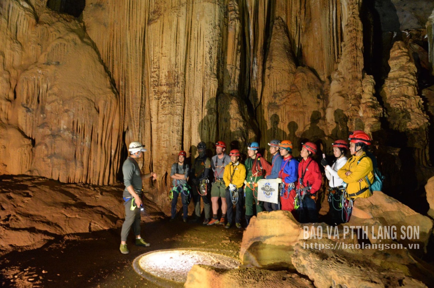 Sức hút du lịch thám hiểm hang động ở Lạng Sơn